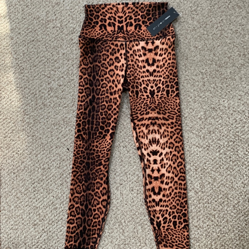 NWT $88 YOGALICIOUS LUX JAGUAR BROWN ACTIVE LEGGINGS SIZE M
